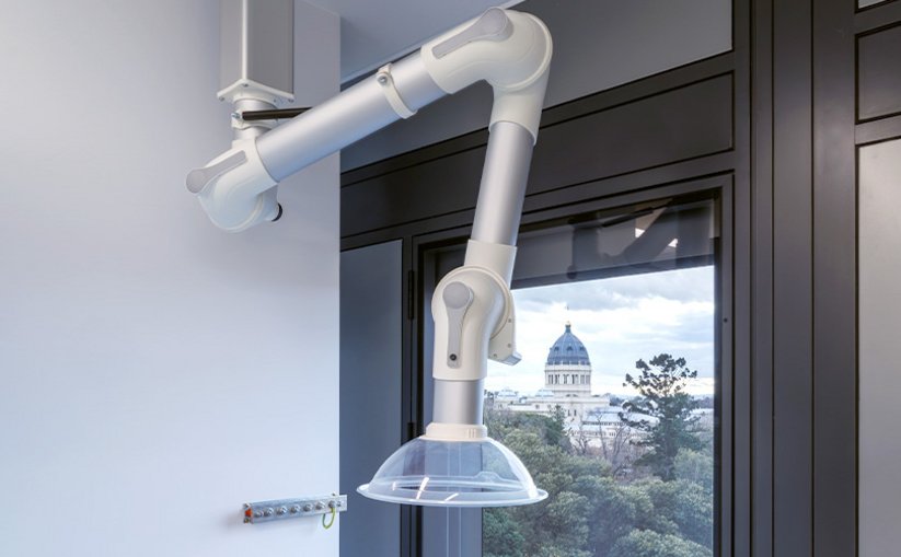 Articulated extraction arm mounted on ceiling