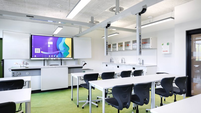 Workstations with Powerlifts