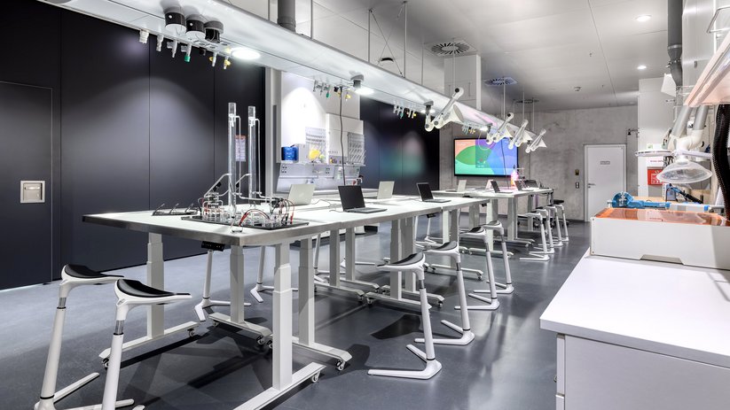 Visitor laboratory with media carrier