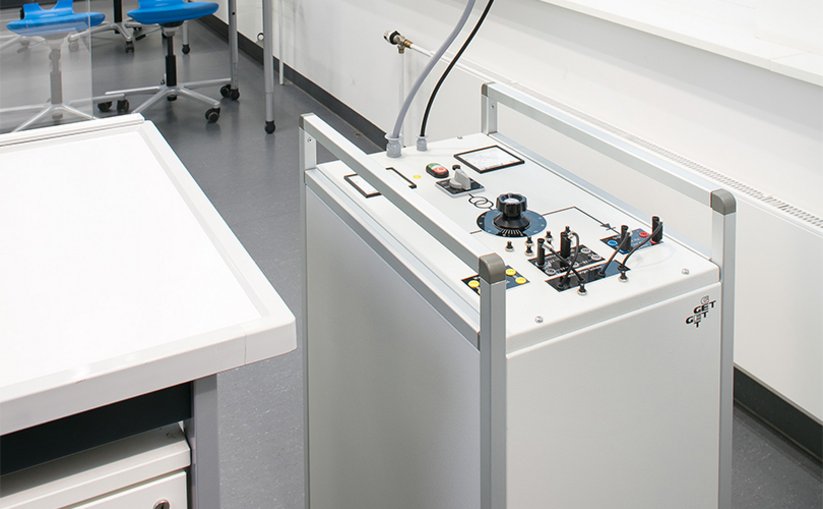 Mobile laboratory power supply unit with control panel