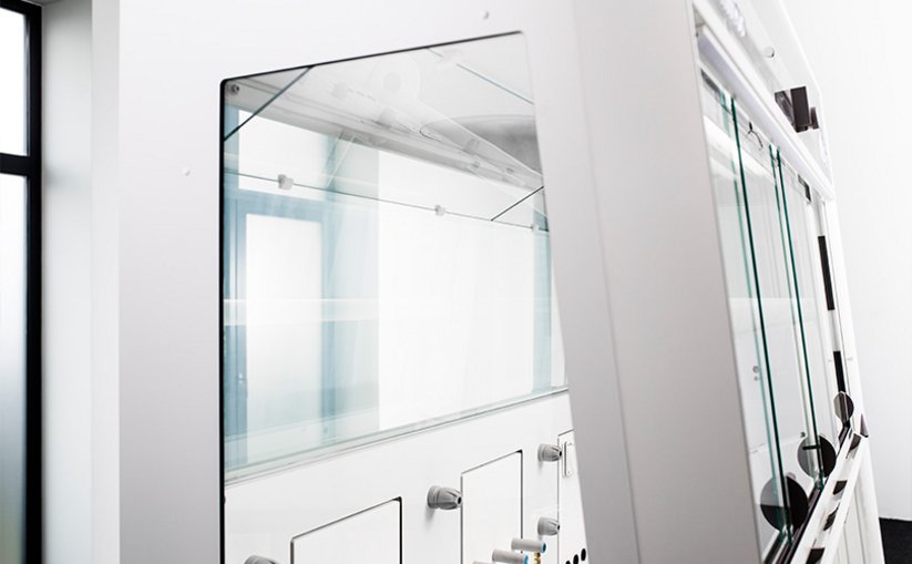 Transparency in the fume hood can be activated if needed