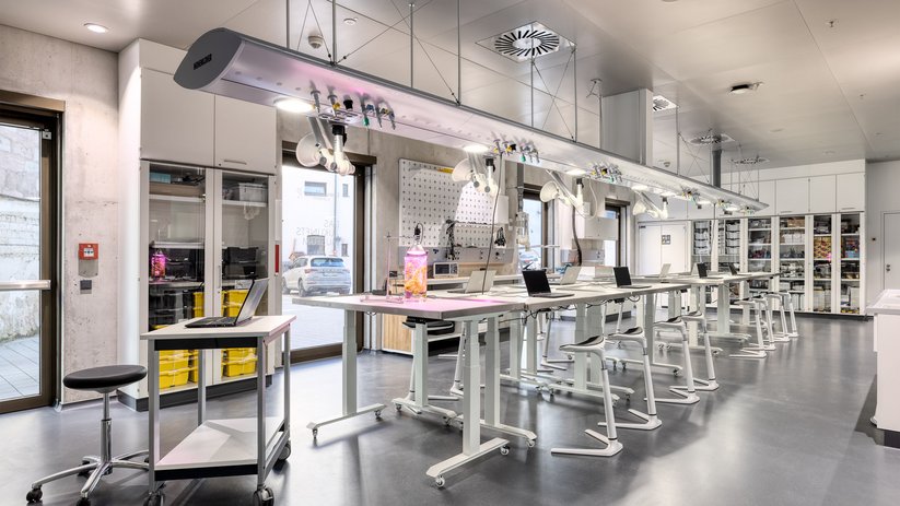 Visitor laboratory with media carrier