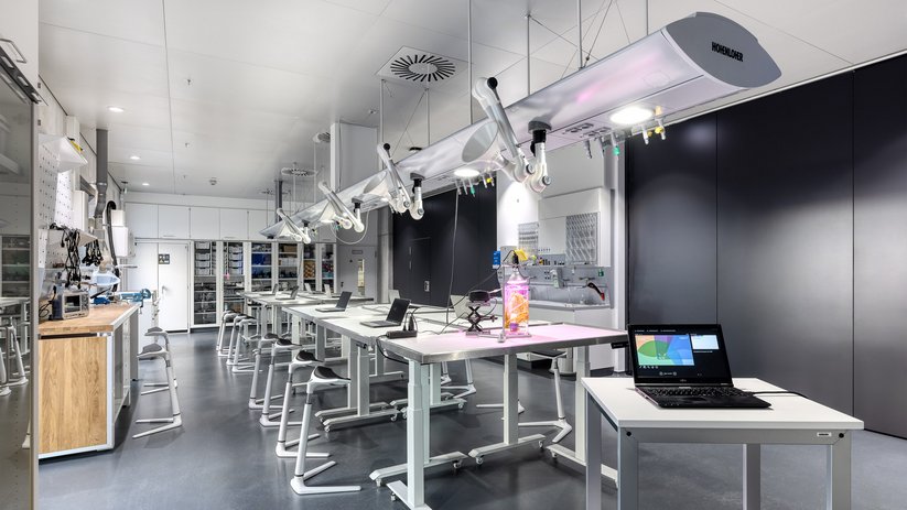 Learning station with laboratory fume cupboards