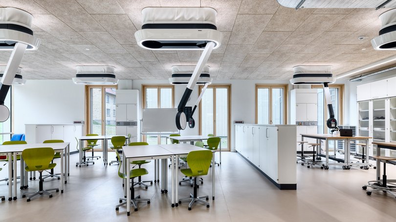 Workstations with the Fly One® ceiling system