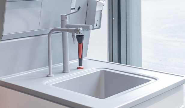 Laboratory sink with tap and drip pipette