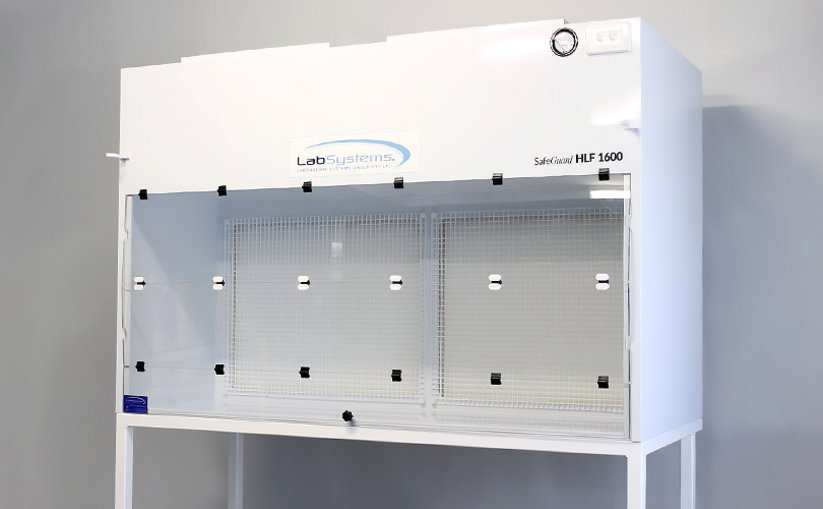 Freestanding laminar flow cabinet with transparent front shield