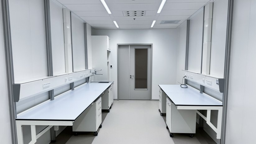 Workstations with mobile laboratory base cabinets