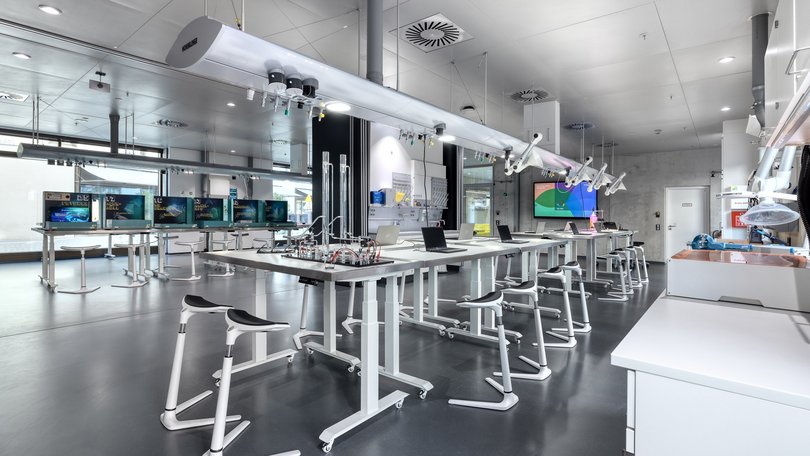 Visitor laboratory with media carrier