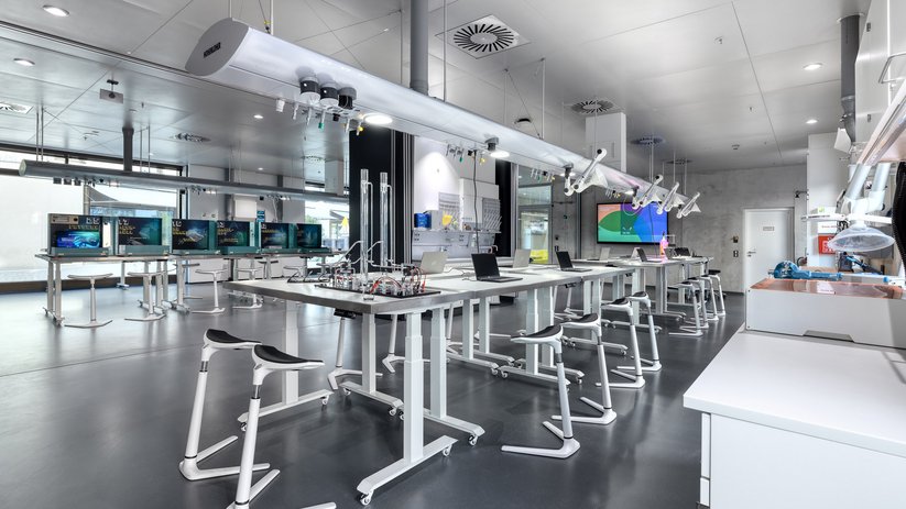 Visitor laboratory with media carrier