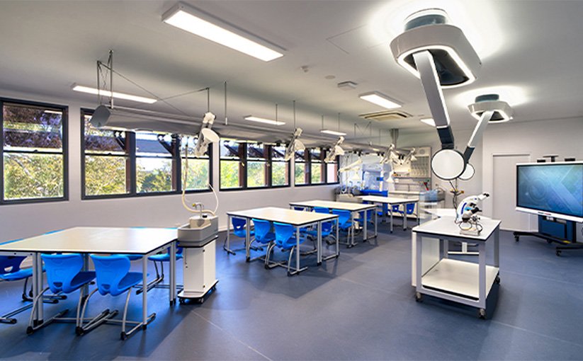 Efficient classroom with modular furniture and optimized workspace