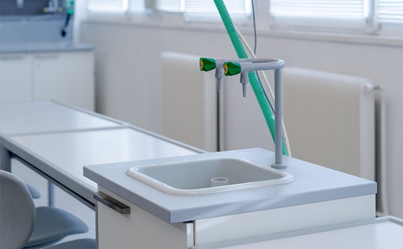 Movable lab sink with water