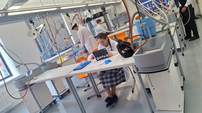 Pupils carry out experiments in a chemistry laboratory