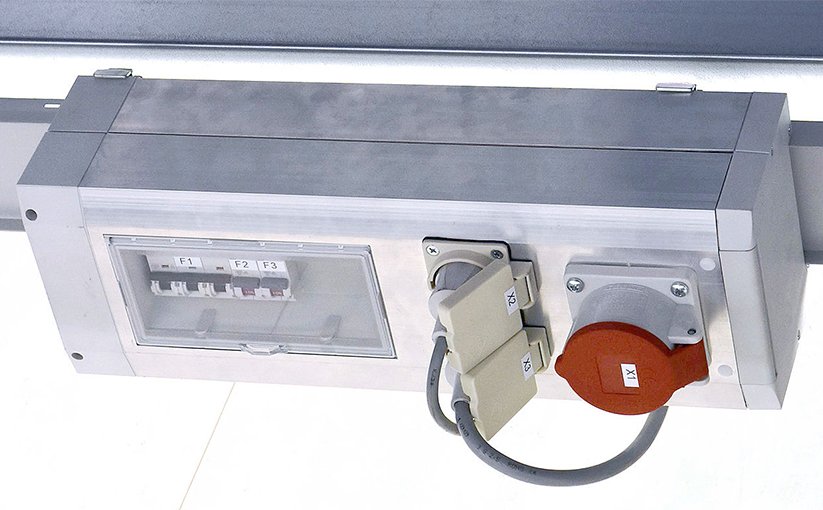 Socket and connection module for laboratory infrastructure
