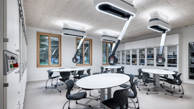 Fly One® ceiling system with HV team table