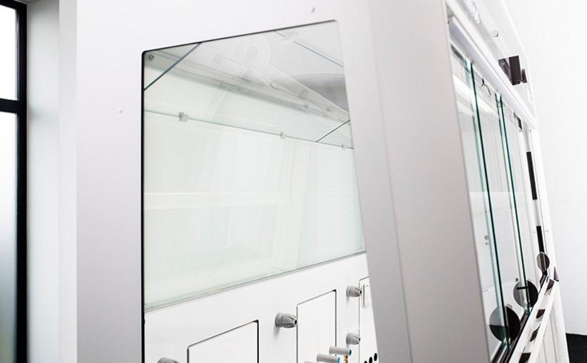Fume cupboard with deactivated transparency