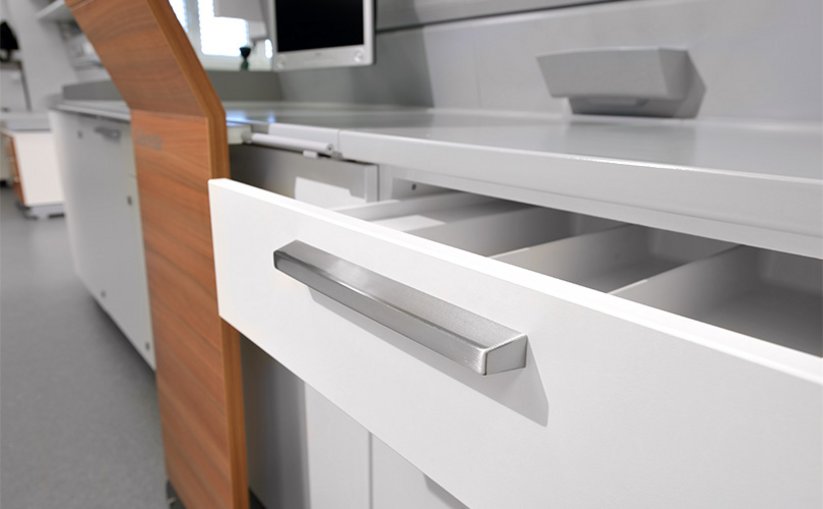 Lab cabinet with drawers